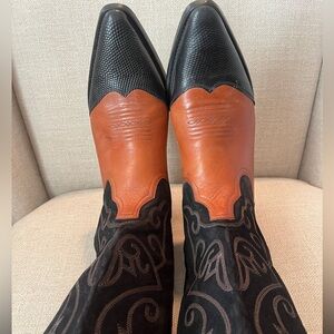 Nine West (Vintage Collection)
Size: 10M Women's. 
Cognac and black two-tone